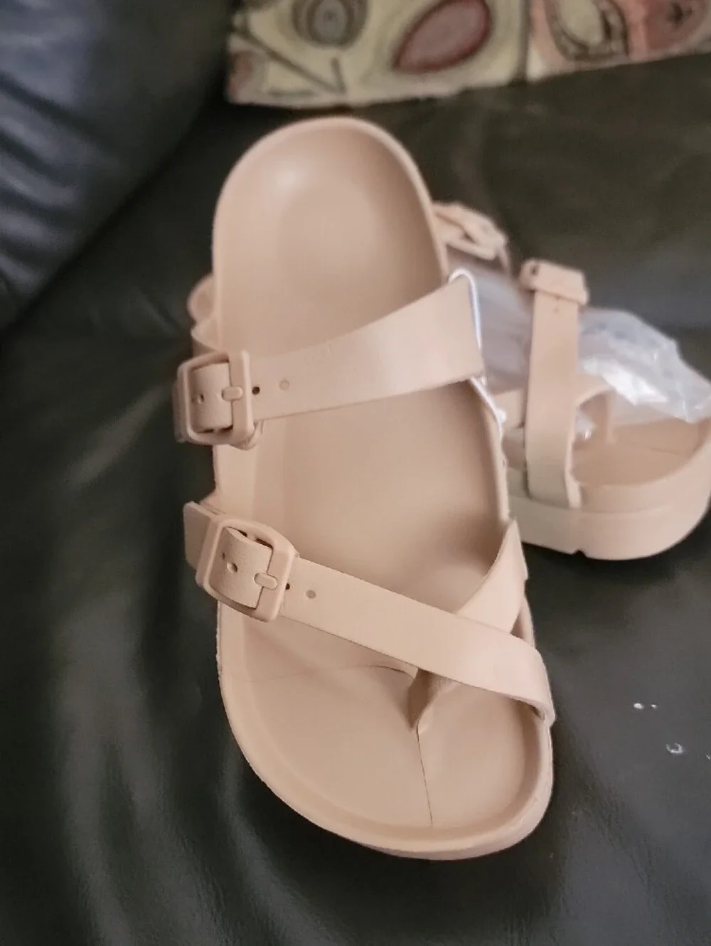 COMFY Womens Neutral Tan Buckle Platform Sandals Croc Like